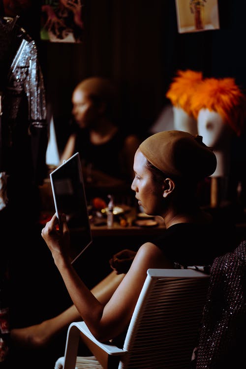 亚洲女人看着镜子的亮妆 · 免费素材图片