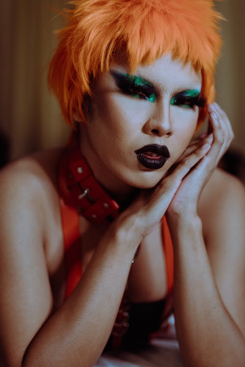 躺在床上的诱人的种族变性人 · 免费素材图片