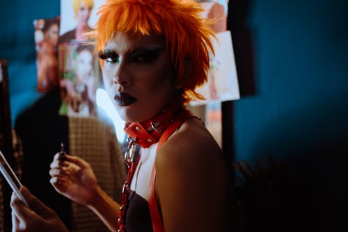 假发和bdsm衣领站在更衣室里的感性变性人 · 免费素材图片