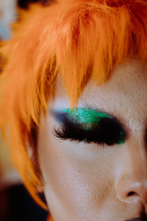 作物女人戴着橙色假发的艺术化妆 · 免费素材图片
