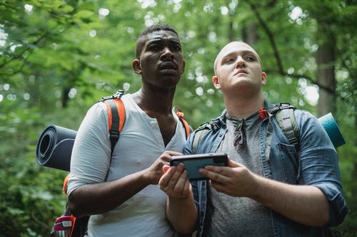 集中多种族旅行男性检查手机路线 · 免费素材图片