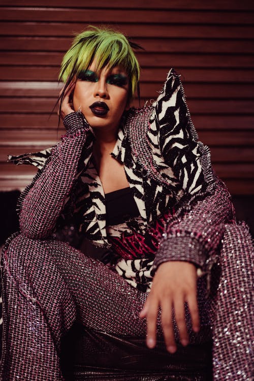 徒劳的族裔女人化妆在沙发上的时尚服装 · 免费素材图片