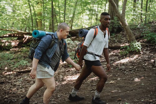 徒步旅行在大自然中的年轻多种族同性恋夫妇 · 免费素材图片