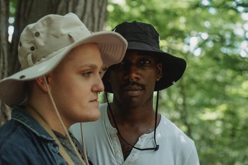 夏季森林中的多种族同性恋男性旅行者 · 免费素材图片