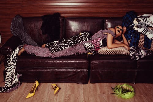 明亮的衣服，在沙发上的时尚女人 · 免费素材图片