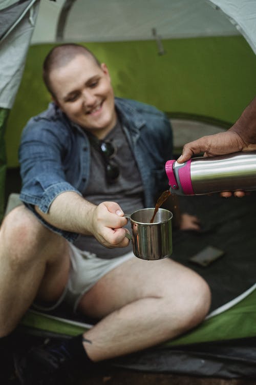 多种族的朋友在帐篷里休息 · 免费素材图片