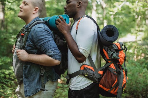 远足时站立在森林里的年轻多种族男性朋友 · 免费素材图片