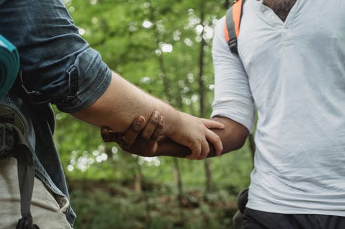 不同的旅行者在森林里抱着武器 · 免费素材图片