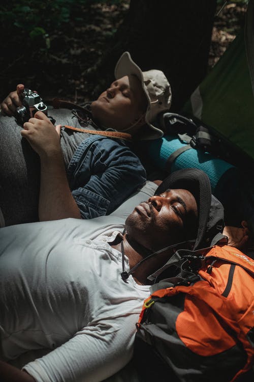 拍照在夏天休息的多种族朋友 · 免费素材图片