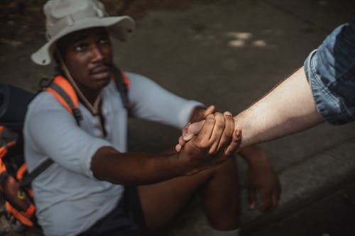 作物多种族对夫妇的同性恋者手牵着手在人行道上 · 免费素材图片