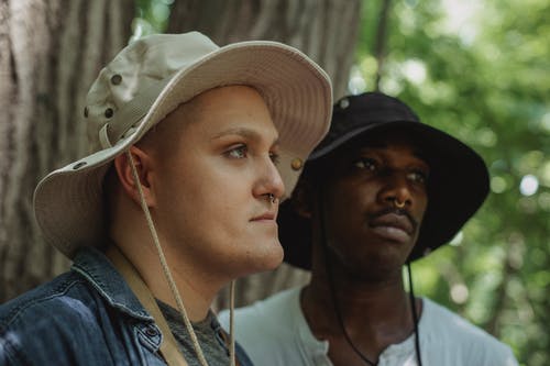 同性恋者在夏季树林中的不合感情的多种族夫妇 · 免费素材图片