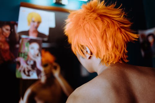 裸露的肩膀和明亮的头发的族裔女性男人 · 免费素材图片