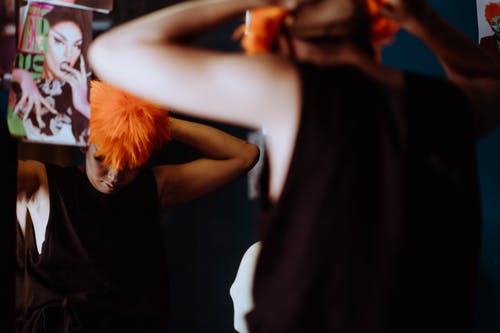 严重的民族男人用假发改变外观 · 免费素材图片