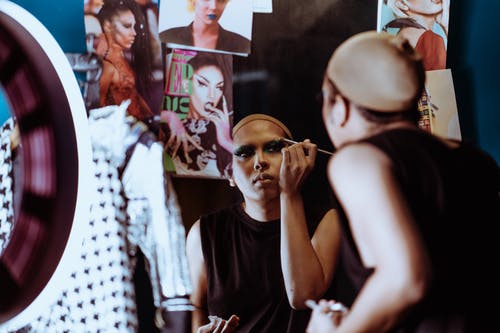 集中民族戏剧艺术家在脸上化妆 · 免费素材图片