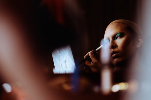 冷静眼妆的变性女人 · 免费素材图片