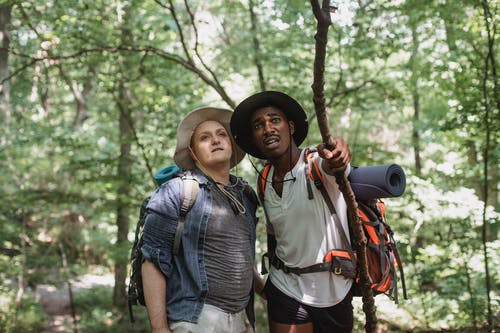站在森林的累多族裔徒步旅行者 · 免费素材图片