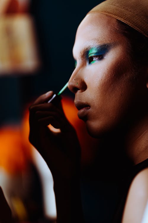 族裔女人在工作室化妆 · 免费素材图片