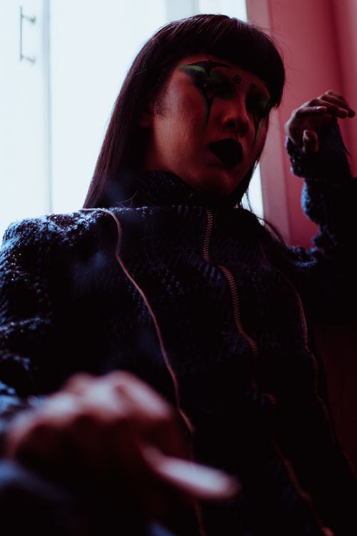 亚洲女人坐在一起的香烟化妆 · 免费素材图片