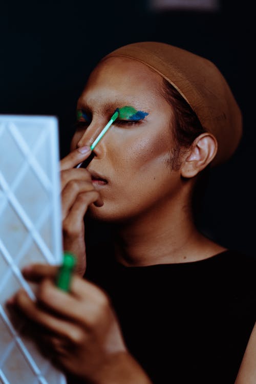 族裔女人使用涂药器在眼皮上化妆 · 免费素材图片