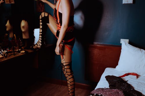 裁剪站立在卧室的挑衅的衣服不露面的雌雄同体的家伙 · 免费素材图片