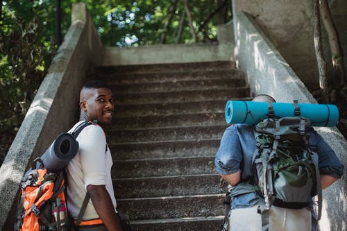 徒步旅行者在公园上楼走 · 免费素材图片