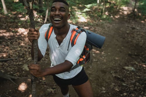 作物与背包站在森林里快乐的黑人 · 免费素材图片