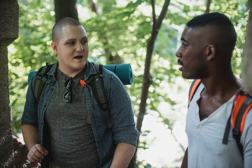 不同的旅行者站在公园 · 免费素材图片