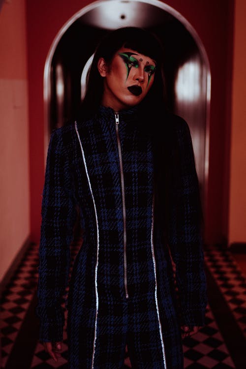 站立在走廊的时髦的亚裔妇女 · 免费素材图片