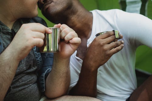 多种族同性恋夫妇在营地休息 · 免费素材图片
