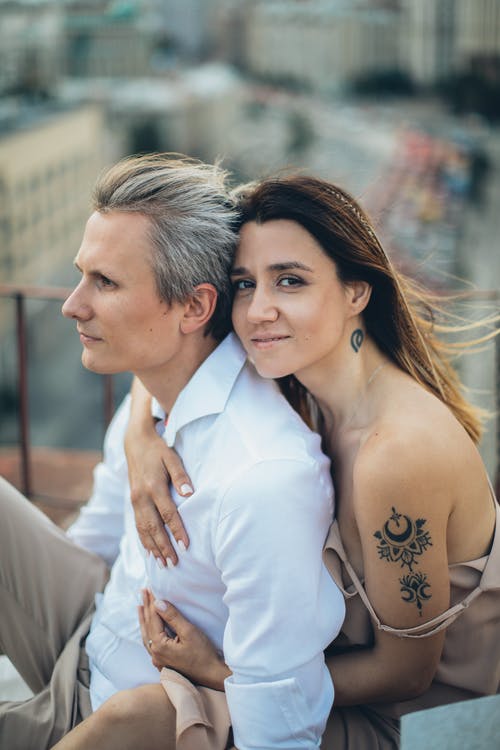 幸福的夫妇，在屋顶上轻轻拥抱 · 免费素材图片