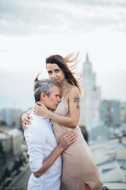幸福的夫妇，在城市的屋顶上拥抱 · 免费素材图片