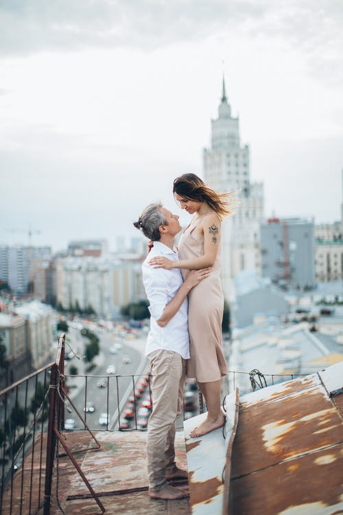 恩爱的夫妻，在城市的屋顶上拥抱 · 免费素材图片