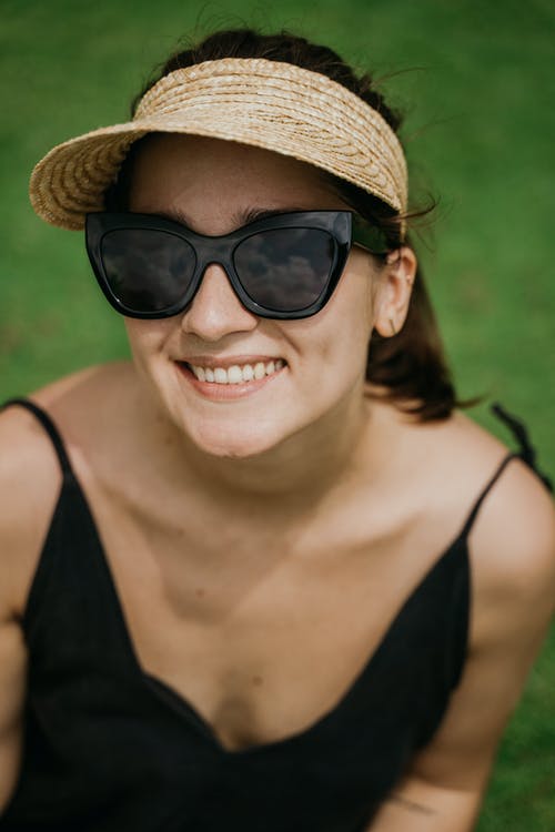黑色背心戴棕色草帽和黑色镜框太阳镜的女人 · 免费素材图片