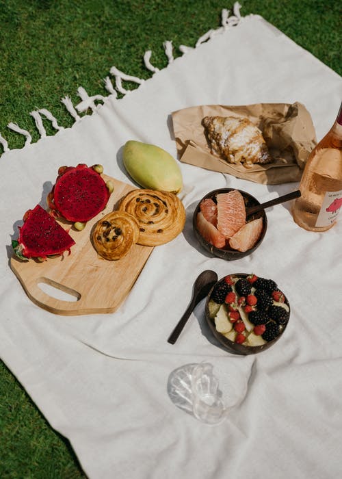 野餐毯上的食物拼盘 · 免费素材图片