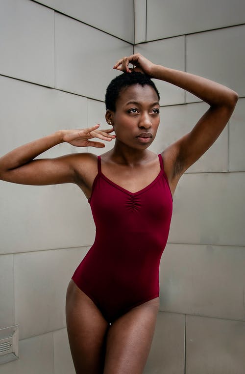 适合年轻的黑人芭蕾舞演员站在瓷砖墙附近 · 免费素材图片