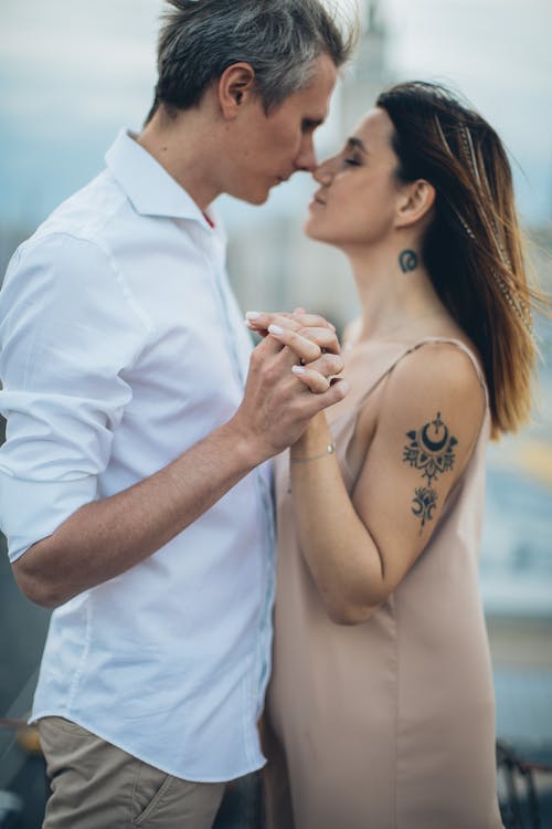 恩爱夫妻约会时互相爱抚 · 免费素材图片