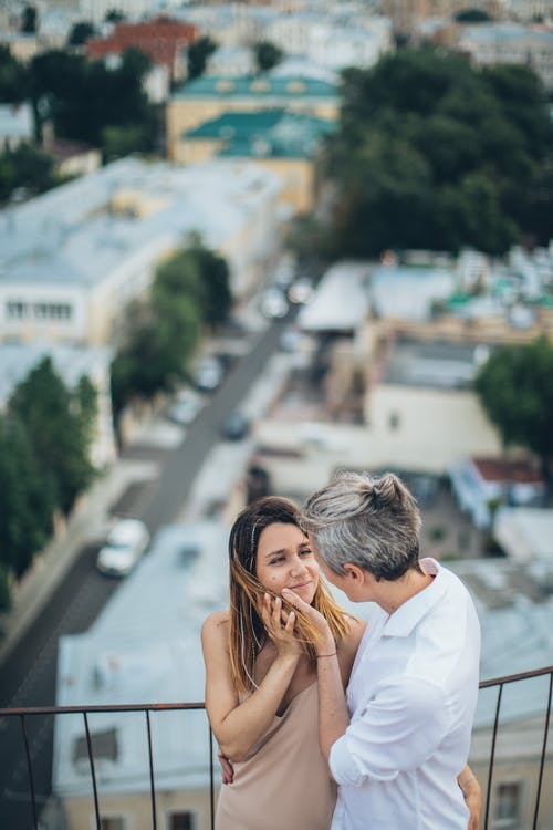 幸福的夫妇，在城市的屋顶上爱抚 · 免费素材图片