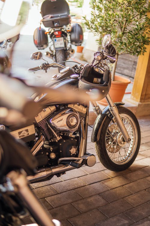 黑色和灰色摩托车停在人行道上 · 免费素材图片