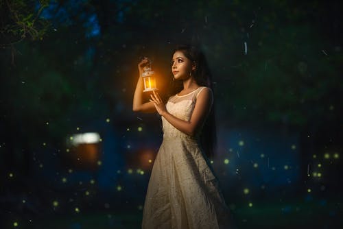 有关光, 咖啡色頭髮的女人, 女人的免费素材图片