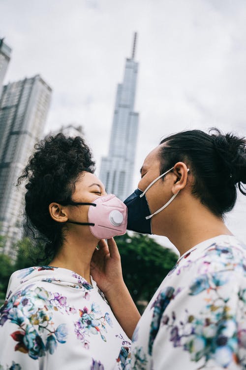 情侣戴着口罩接吻 · 免费素材图片
