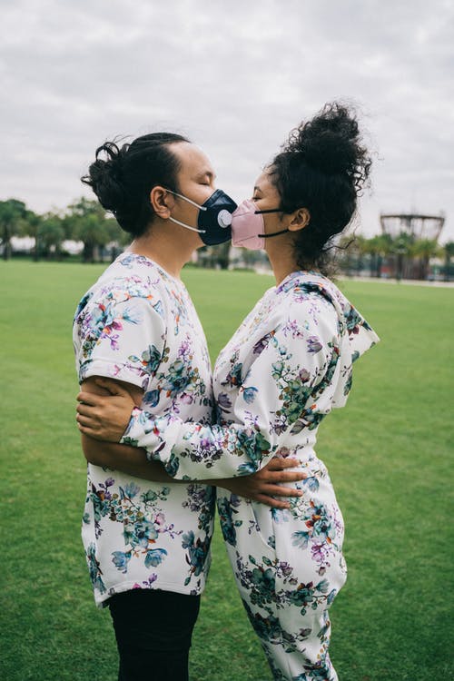 情侣戴着口罩接吻 · 免费素材图片