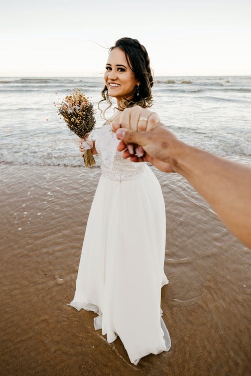 站在沙滩上的白色连衣裙的新娘 · 免费素材图片