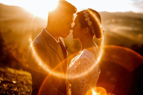 感性的新婚夫妇在阳光明媚的夜晚 · 免费素材图片