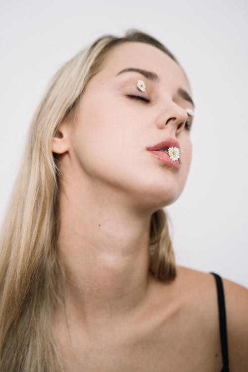 黑色背心与红色唇膏的女人 · 免费素材图片