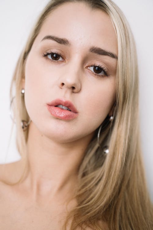 金色的头发和红色唇膏的女人 · 免费素材图片