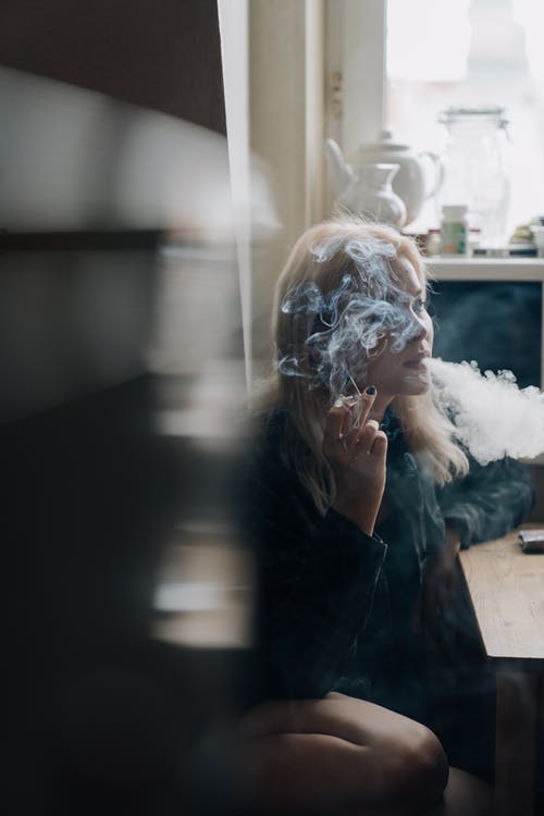 黑夹克抽烟的女人 · 免费素材图片