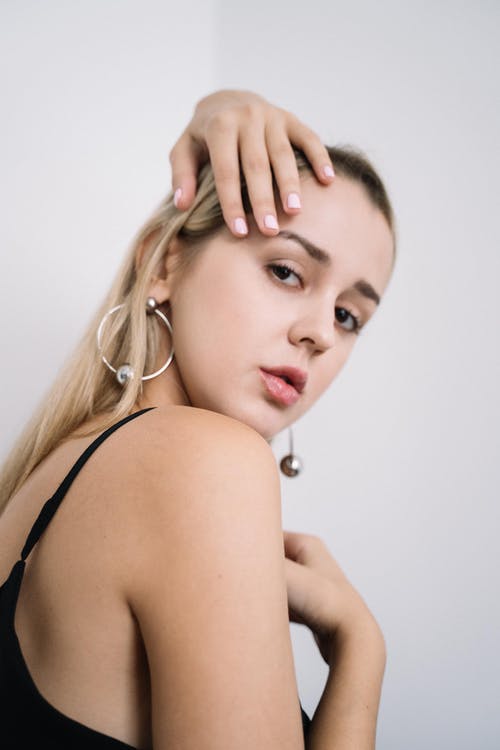 黑色意大利面条皮带顶部的女人 · 免费素材图片