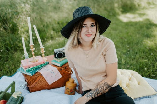 有关坐, 女人, 帽子的免费素材图片