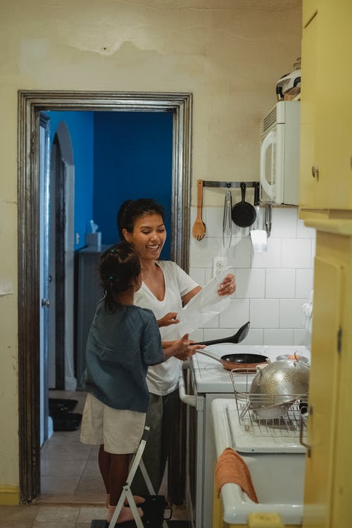 母亲和女儿在厨房里 · 免费素材图片