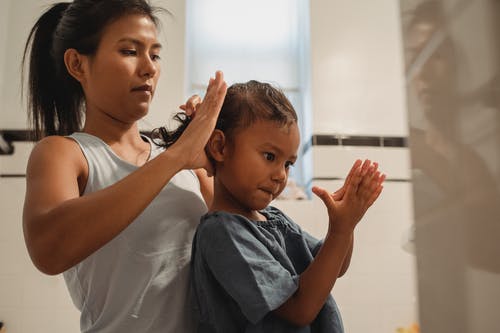 族裔女人的女儿梳头 · 免费素材图片